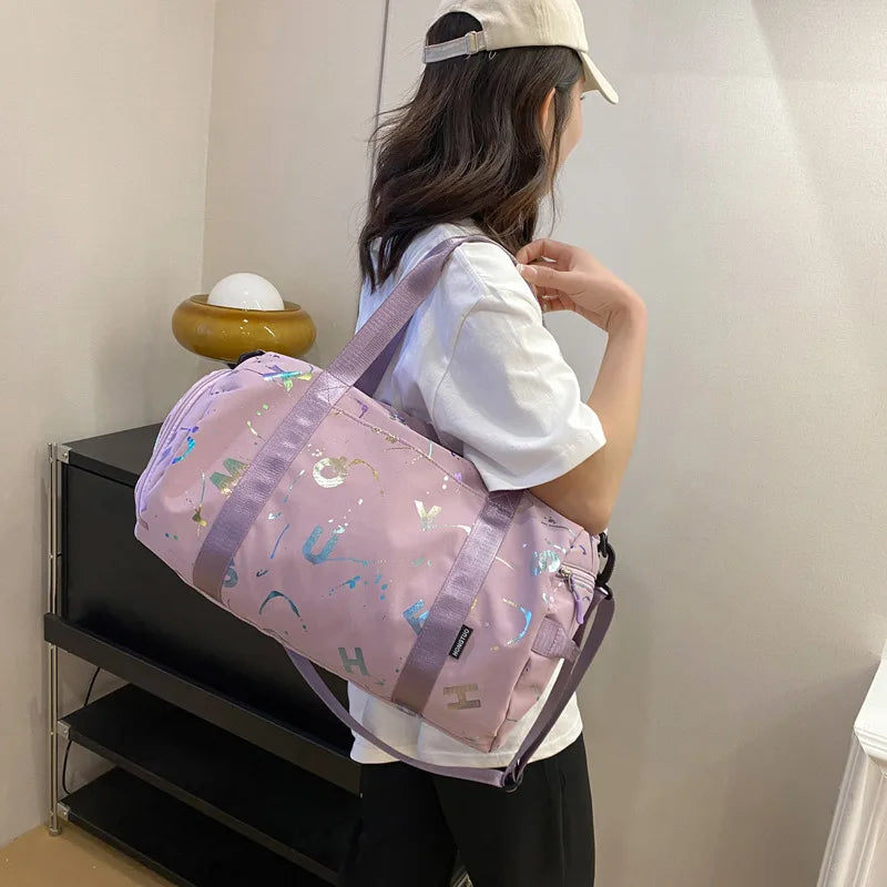 Unisex Graffiti Letter Print Waterproof Gym Yoga Sport Dance Travel Bag Crossbody Deffle Bag Fitness Swimming Wet Dry Storage